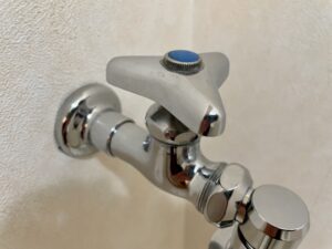 洗濯機の蛇口から水漏れ発生！原因別の修理法と対策