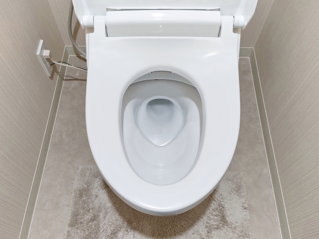 トイレの吸い込みが弱い!原因別の対策と修理判断基準