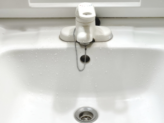 【保存版】洗面所の排水口つまり原因と今すぐできる解消法