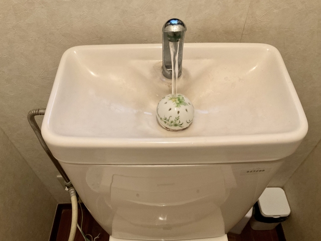 トイレタンクから水漏れ！原因と自分で直す修理手順