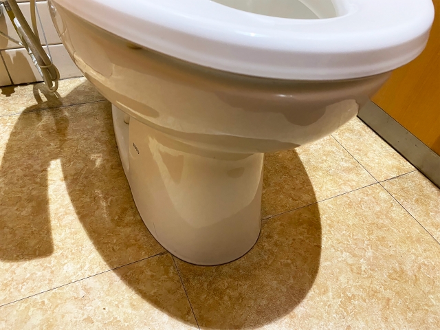 トイレの床が濡れる原因は？水漏れ時の対処法と修理費用