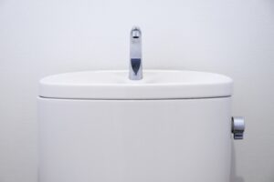 トイレタンクの水漏れ修理パッキン交換手順と原因を解説