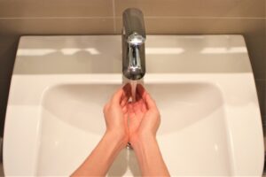 洗面蛇口の交換費用相場と業者選びのポイント