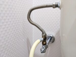 トイレ止水栓から水漏れ！原因と自分でできる修理方法