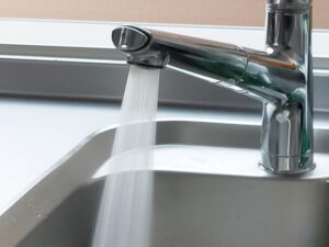 キッチン蛇口からポタポタ水漏れ発生！原因と修理・交換方法