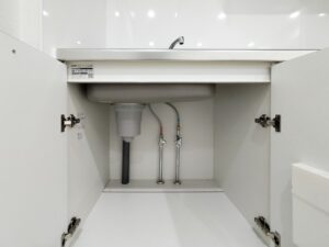 キッチンのシンク下で水漏れ発生！原因と自分でできる応急処置