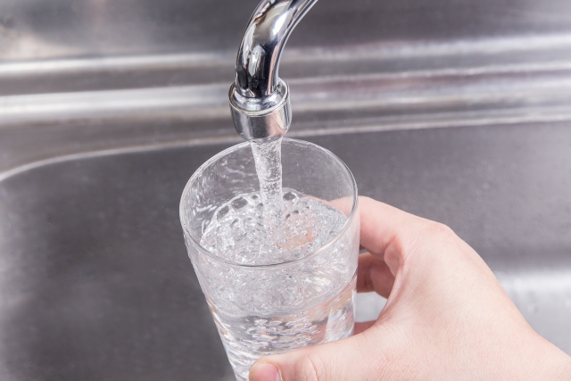 水道水が赤くなる原因と対処法を徹底解説